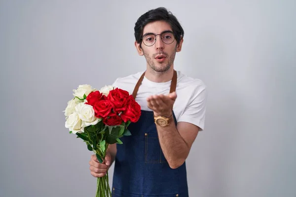 Молодий Іспаномовний Чоловік Тримає Букет Білих Червоних Троянд Дивлячись Камеру — стокове фото