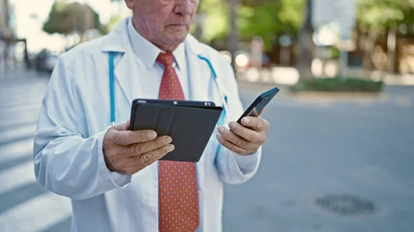 Senior Medico Uomo Dai Capelli Grigi Utilizzando Touchpad Smartphone Strada — Foto Stock
