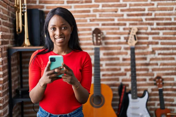 Jeune Musicienne Afro Américaine Souriante Confiante Utilisant Smartphone Studio Musique — Photo