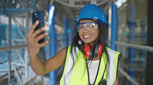 Africano Mulher Americana Construtor Sorrindo Confiante Fazer Selfie Por Smartphone — Fotografia de Stock