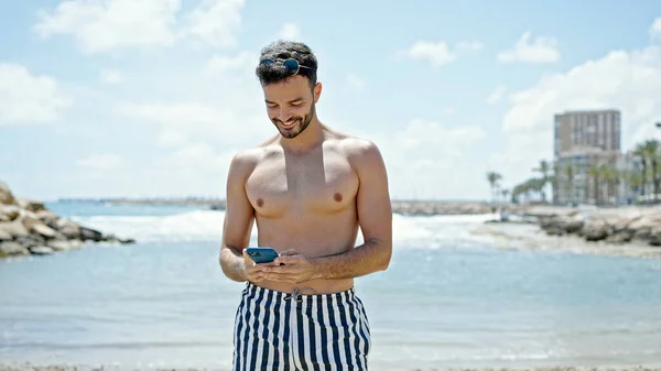Jeune Homme Hispanique Touriste Portant Maillot Bain Utilisant Smartphone Souriant — Photo