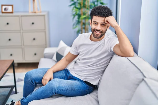 Hombre Árabe Joven Sonriendo Confiado Sentado Sofá Casa — Foto de Stock