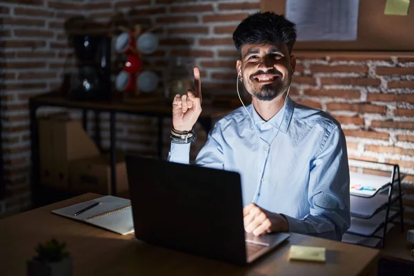 Junger Hispanischer Mann Mit Bart Der Nachts Büro Arbeitet Und — Stockfoto