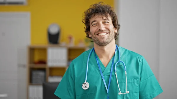 Νεαρός Ισπανόφωνος Γιατρός Χαμογελά Σίγουρος Στέκεται Στην Κλινική — Φωτογραφία Αρχείου