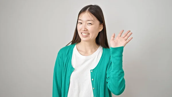 Молодая Китаянка Уверенно Улыбается Здороваясь Рукой Изолированном Белом Фоне — стоковое фото