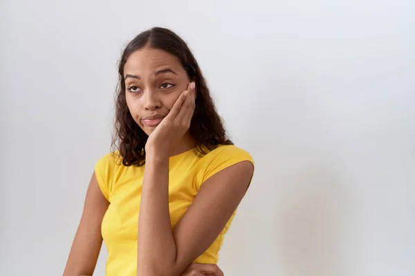 Młoda Afroamerykanka Stojąca Nudnym Wyrazem Twarzy Białym Tle — Zdjęcie stockowe