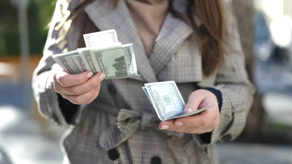 Mulher Hispânica Bonita Contando Dólares Rua — Fotografia de Stock