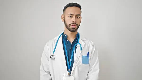 Ung Latinamerikansk Man Läkare Står Med Allvarliga Uttryck Över Isolerad — Stockfoto