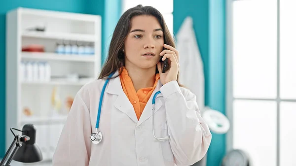 Mladý Krásný Hispánec Žena Lékař Mluví Smartphone Klinice — Stock fotografie