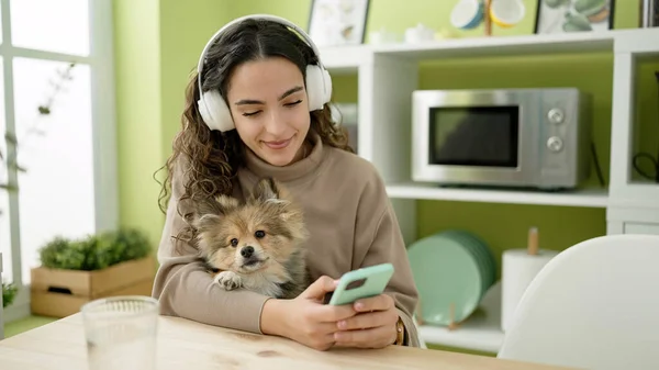 Νεαρή Ισπανόφωνη Γυναίκα Σκύλο Κάθεται Στο Τραπέζι Χρησιμοποιώντας Smartphone Και — Φωτογραφία Αρχείου