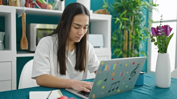 Junge Schöne Hispanische Frau Sitzt Mit Laptop Auf Tisch Esszimmer — Stockfoto