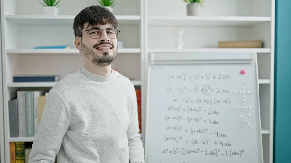 Junger Hispanischer Mann Unterrichtet Mathematik Unterricht Hörsaal Der Universität — Stockfoto