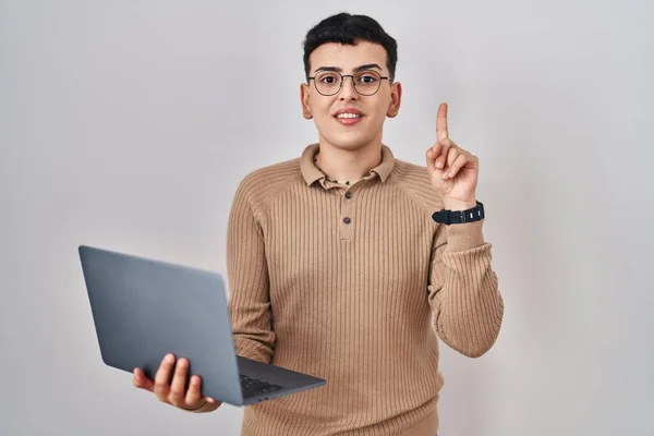 Nicht Binäre Person Mit Computer Laptop Zeigt Mit Erhobenem Zeigefinger — Stockfoto