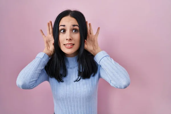 Hispanic Woman Standing Pink Background Trying Hear Both Hands Ear — Stock Photo, Image