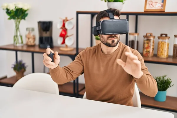 Jovem Hispânico Jogando Videogame Usando Óculos Realidade Virtual Casa — Fotografia de Stock