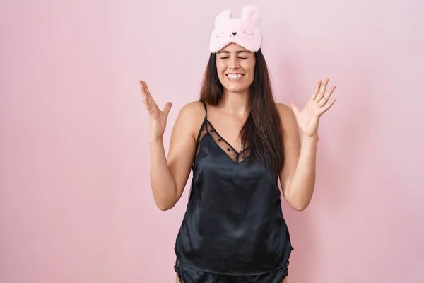 Jovem Morena Usando Máscara Sono Pijama Comemorando Louca Louca Pelo — Fotografia de Stock