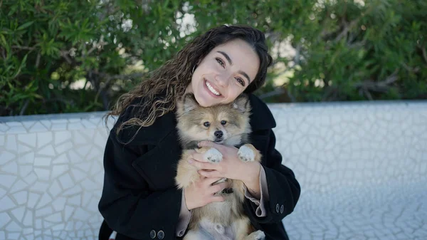 Junge Hispanische Frau Mit Hund Lächelt Selbstbewusst Auf Parkbank — Stockfoto