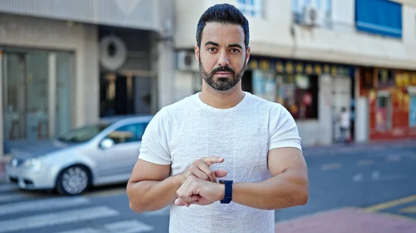 Jonge Spaanse Man Die Wacht Houdt Straat — Stockfoto