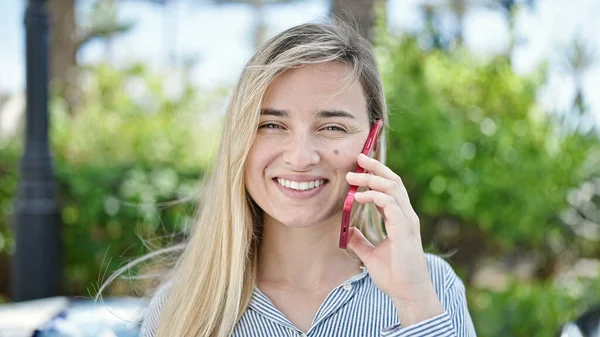 Mujer Rubia Joven Sonriendo Confiado Hablando Teléfono Inteligente Parque — Foto de Stock