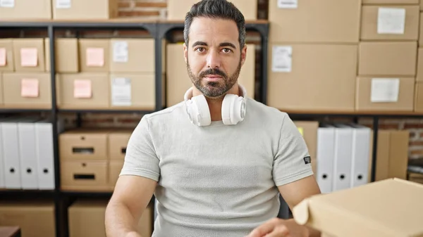 Jovem Hispânico Homem Comércio Eletrônico Empresário Sentado Com Rosto Sério — Fotografia de Stock