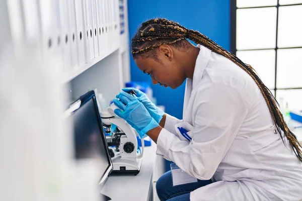 Afričanky Americká Žena Vědec Pomocí Mikroskopu Laboratoři — Stock fotografie