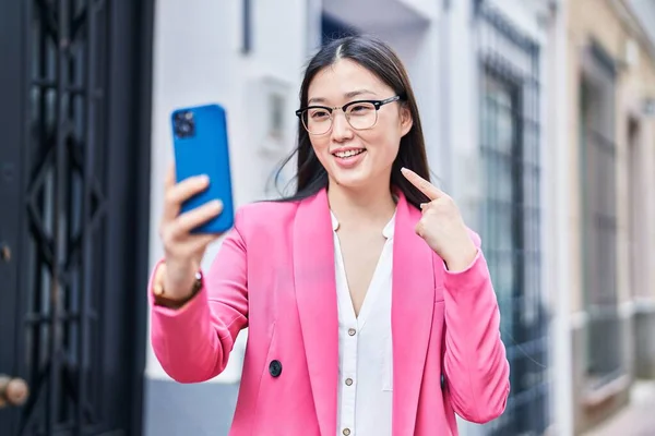 Chinese Young Woman Doing Video Call Smartphone Smiling Happy Pointing — Stock Photo, Image