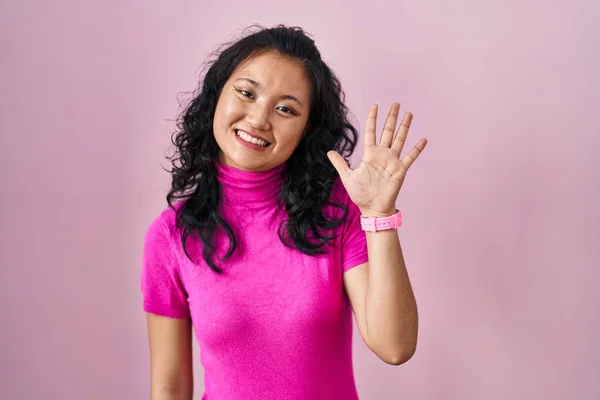 Young Asian Woman Standing Pink Background Showing Pointing Fingers Number — Stock fotografie