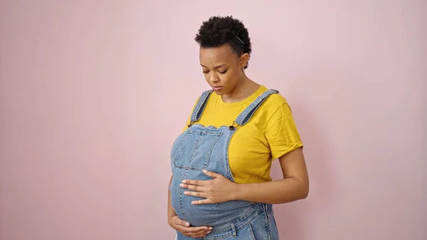 Junge Schwangere Frau Berührt Bauch Über Isolierten Rosa Hintergrund — Stockfoto