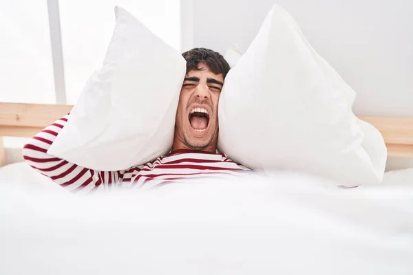 Junger Hispanischer Mann Bedeckt Ohren Mit Kissen Für Lärm Schlafzimmer — Stockfoto