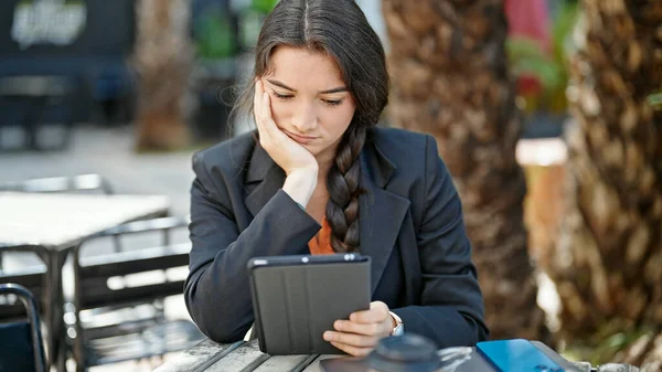 Νεαρή Όμορφη Ισπανίδα Επιχειρηματίας Χρησιμοποιώντας Touchpad Κάθεται Στο Τραπέζι Στη — Φωτογραφία Αρχείου