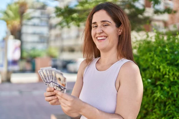 Mujer Joven Sonriendo Confiada Contando Dólares Parque — Foto de Stock