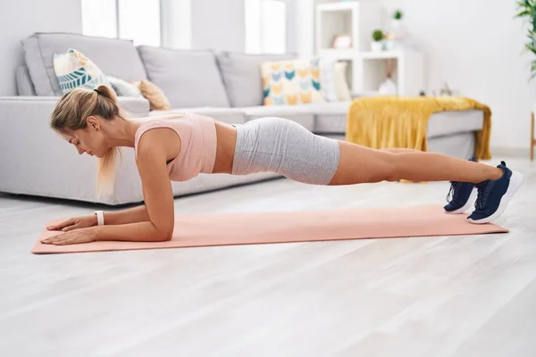Young Blonde Woman Training Core Exercise Home — Stockfoto