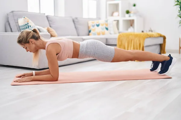 Mujer Rubia Joven Entrenamiento Core Ejercicio Casa — Foto de Stock