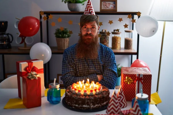 남자가 수염을 기르고 축하하기 초콜릿 케이크를 표정을 있습니다 카메라를 자연스럽게 — 스톡 사진