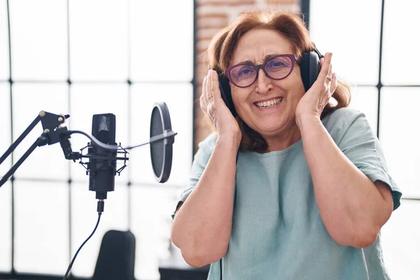Senior Woman Musician Smiling Confiden Listening Music Music Studio — Stock fotografie