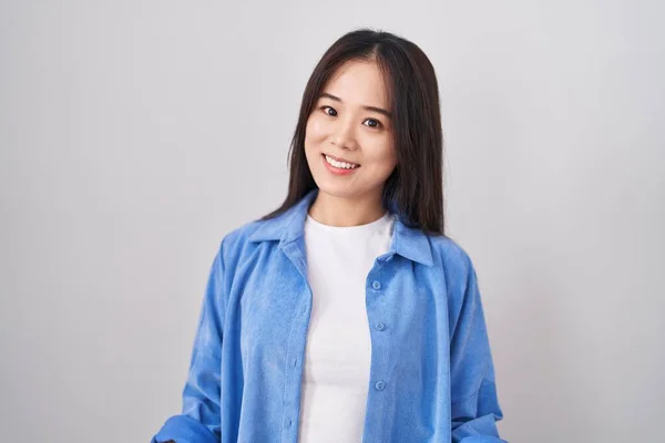 Jonge Chinese Vrouw Staat Witte Achtergrond Glimlachend Vrolijk Met Open — Stockfoto