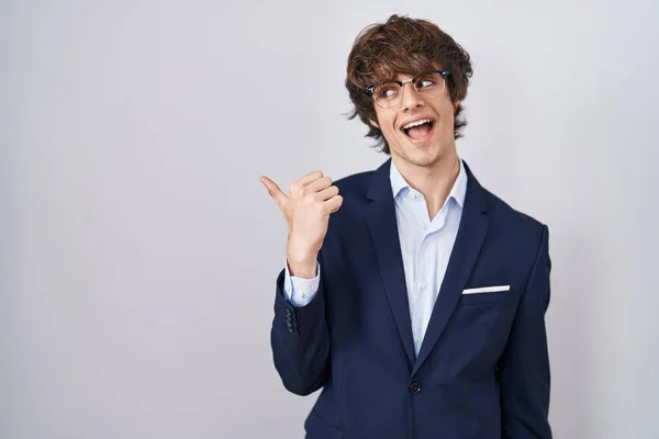 Hispânico Negócios Jovem Vestindo Óculos Sorrindo Com Rosto Feliz Olhando — Fotografia de Stock