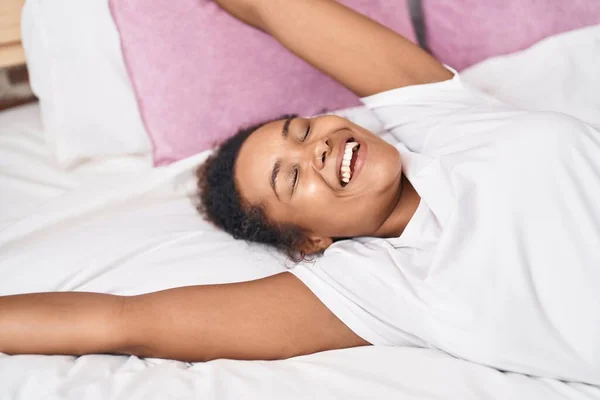 Αφροαμερικανή Γυναίκα Χαμογελά Αυτοπεποίθηση Ξαπλωμένη Στο Κρεβάτι Στο Υπνοδωμάτιο — Φωτογραφία Αρχείου