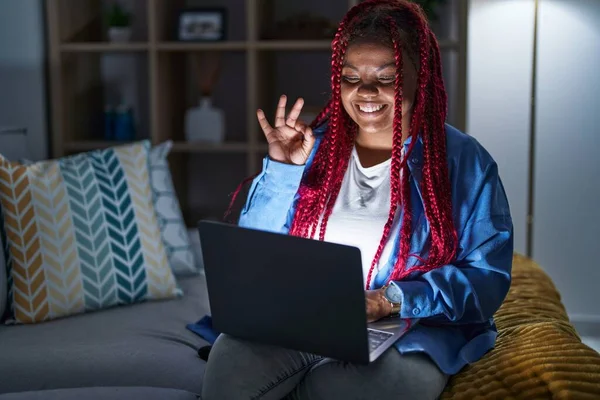 Αφροαμερικανή Γυναίκα Πλεγμένα Μαλλιά Χρησιμοποιώντας Φορητό Υπολογιστή Βράδυ Χαμογελώντας Θετικά — Φωτογραφία Αρχείου