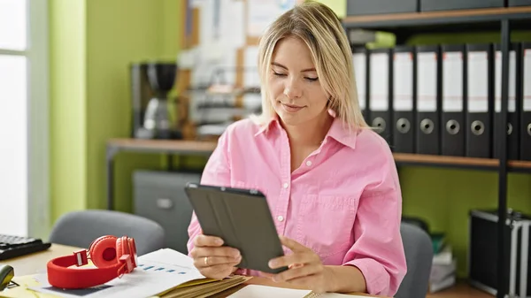 Mujer Joven Rubia Trabajadora Negocios Usando Touchpad Trabajando Oficina —  Fotos de Stock