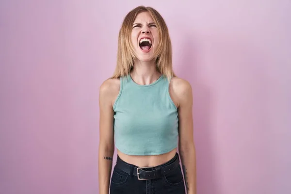 Blonde Caucasian Woman Standing Pink Background Angry Mad Screaming Frustrated — Stock Photo, Image