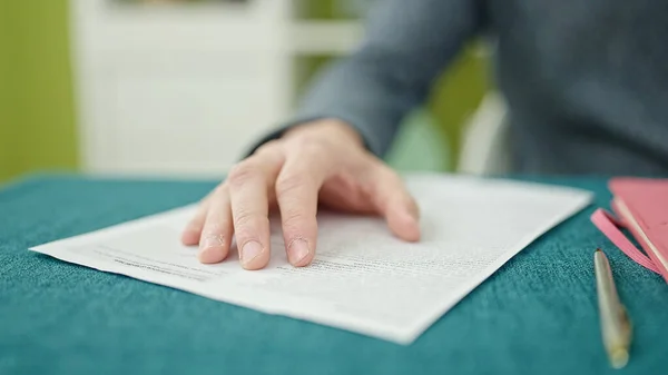 Jonge Spaanse Man Leest Document Met Hand Papier Eetkamer — Stockfoto