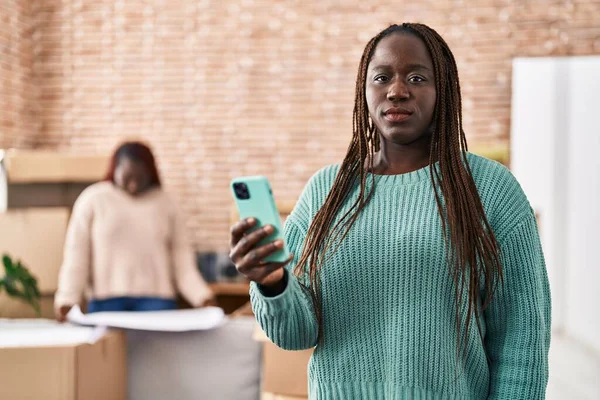 Femme Africaine Utilisant Smartphone Nouvelle Attitude Pensée Maison Expression Sobre — Photo