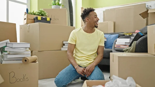 Africano Americano Homem Sorrindo Confiante Sentado Chão Pensando Nova Casa — Fotografia de Stock