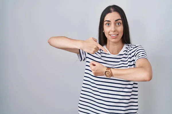 Joven Morena Vistiendo Camiseta Rayas Con Prisa Apuntando Ver Tiempo — Foto de Stock
