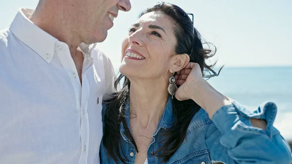 Senioren Man Vrouw Paar Glimlachen Zelfverzekerd Knuffelen Elkaar Aan Zee — Stockfoto