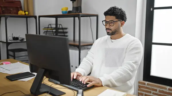 Африканский Американский Бизнесмен Работающий Компьютере Офисе — стоковое фото