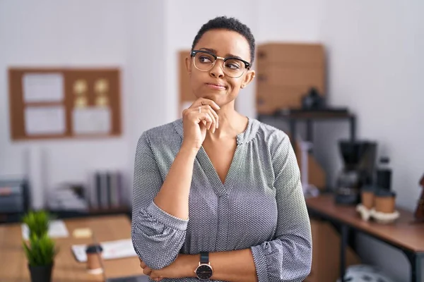 Αφροαμερικανή Που Δουλεύει Στο Γραφείο Φορώντας Γυαλιά Χέρι Στο Πηγούνι — Φωτογραφία Αρχείου