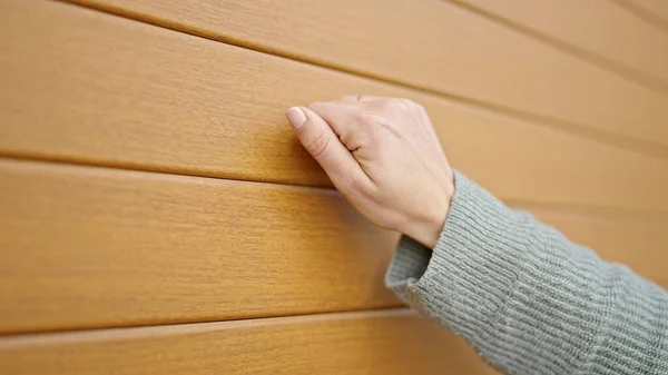 Junge Blonde Frau Klopft Die Tür Über Isolierten Holzhintergrund — Stockfoto