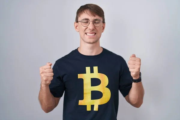 Biały Blondyn Koszulce Bitcoinem Podekscytowany Sukcesem Podniesionymi Ramionami Zamkniętymi Oczami — Zdjęcie stockowe